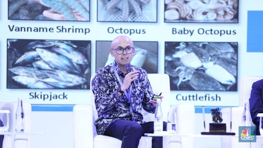 Penyerahaan penghargaan kepada pembicara dalam acara Indonesia Marine And Fisheries Business Forum 2024 di Fairmont Jakarta, Senin (5/2/2024). (CNBC Indonesia/Tri Susilo)