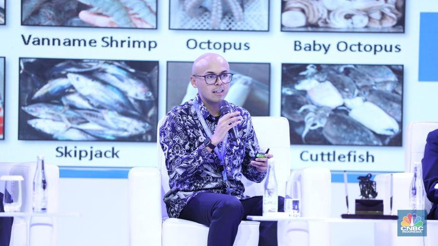 Pengembangan Bisnis & Pengendalian ID Food, Dirgayuza Setiawan dalam diskusi panel Indonesia Marine And Fisheries Business Forum 2024, di Fairmont Jakarta, pada Senin (5/2/2024). (CNBC Indonesia/Tri Susilo)