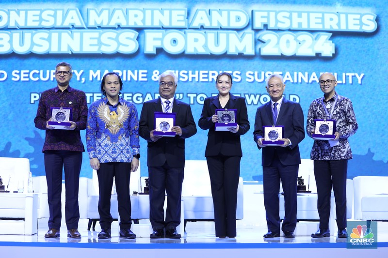 Penyerahaan penghargaan kepada pembicara dalam acara Indonesia Marine And Fisheries Business Forum 2024 di Fairmont Jakarta, Senin (5/2/2024). (CNBC Indonesia/Tri Susilo) Penyerahaan penghargaan kepada pembicara dalam acara Indonesia Marine And Fisheries Business Forum 2024 di Fairmont Jakarta, Senin (5/2/2024). (CNBC Indonesia/Tri Susilo)