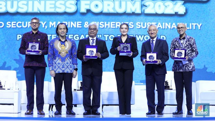 Penyerahaan penghargaan kepada pembicara dalam acara Indonesia Marine And Fisheries Business Forum 2024 di Fairmont Jakarta, Senin (5/2/2024). (CNBC Indonesia/Tri Susilo)