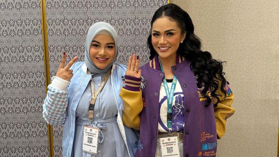 Pertemuan Krisdayanti dengan Aurel Hermansyah dalam Debat Capres kelima dengan pilihan yang berbeda. (Instagram @aurelie.hermansyah)