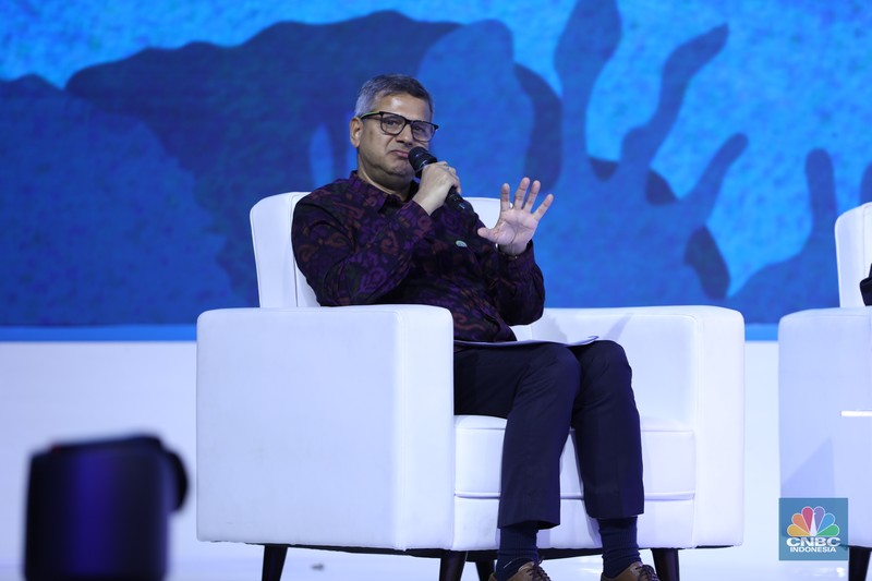 Penyerahaan penghargaan kepada pembicara dalam acara Indonesia Marine And Fisheries Business Forum 2024 di Fairmont Jakarta, Senin (5/2/2024). (CNBC Indonesia/Tri Susilo)