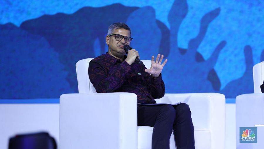 Penyerahaan penghargaan kepada pembicara dalam acara Indonesia Marine And Fisheries Business Forum 2024 di Fairmont Jakarta, Senin (5/2/2024). (CNBC Indonesia/Tri Susilo)