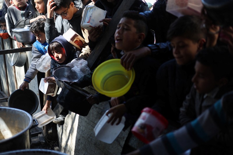 Sejumlah anak antre untuk menerima makanan pada dapur umum pengungsian di Rafah, Selatan Jalur Gaza, Senin (5/2/2024). (REUTERS/Ibraheem Abu Mustafa) Sejumlah anak antre untuk menerima makanan pada dapur umum pengungsian di Rafah, Selatan Jalur Gaza, Senin (5/2/2024). (REUTERS/Ibraheem Abu Mustafa)