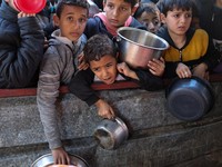 Anak-Anak Gaza Berebut Makanan di Tengah Ancaman Krisis Gizi