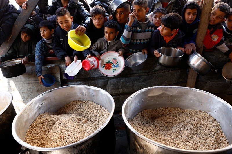 Sejumlah anak antre untuk menerima makanan pada dapur umum pengungsian di Rafah, Selatan Jalur Gaza, Senin (5/2/2024). (REUTERS/Ibraheem Abu Mustafa) Sejumlah anak antre untuk menerima makanan pada dapur umum pengungsian di Rafah, Selatan Jalur Gaza, Senin (5/2/2024). (REUTERS/Ibraheem Abu Mustafa)