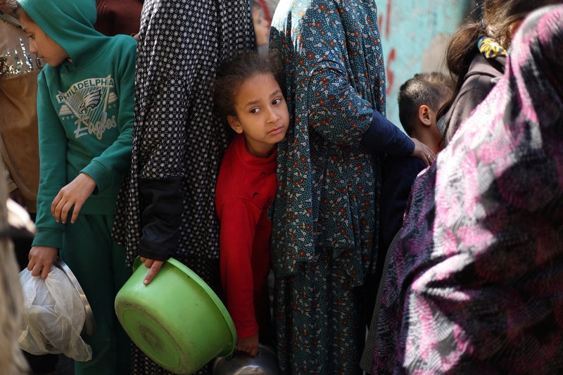 Sejumlah anak antre untuk menerima makanan pada dapur umum pengungsian di Rafah, Selatan Jalur Gaza, Senin (5/2/2024). (REUTERS/Ibraheem Abu Mustafa) Sejumlah anak antre untuk menerima makanan pada dapur umum pengungsian di Rafah, Selatan Jalur Gaza, Senin (5/2/2024). (REUTERS/Ibraheem Abu Mustafa)