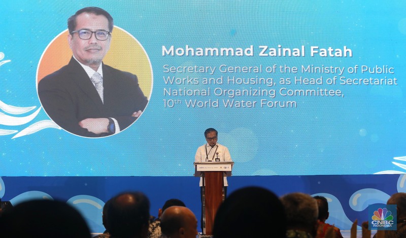 Sekjen Kementerian PUPR, Mohammad Zainal Fatah memberi pemaparan di acara Road to 10th World Water Forum di menara Danareksa, Jakarta, Senin, (5/2/2024). (CNBC Indonesia/Muhammad Sabki)