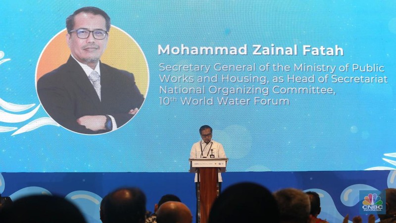 Sekjen Kementerian PUPR, Mohammad Zainal Fatah memberi pemaparan di acara Road to 10th World Water Forum di menara Danareksa, Jakarta, Senin, (5/2/2024). (CNBC Indonesia/Muhammad Sabki)