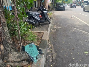 Mobil Terbalik Usai Tabrak Kendaraan Parkir di Jalan Slamet Riyadi Solo