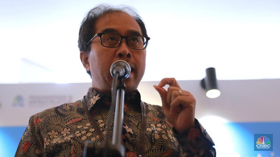 Staf Khusus (Stafsus) Menteri PUPR Bidang Sumber Daya Air Firdaus Ali memberi keterangan pers  di acara Road to 10th World Water Forum di menara Danareksa, Jakarta, Senin, (5/2/2024). (CNBC Indonesia/Muhammad Sabki)