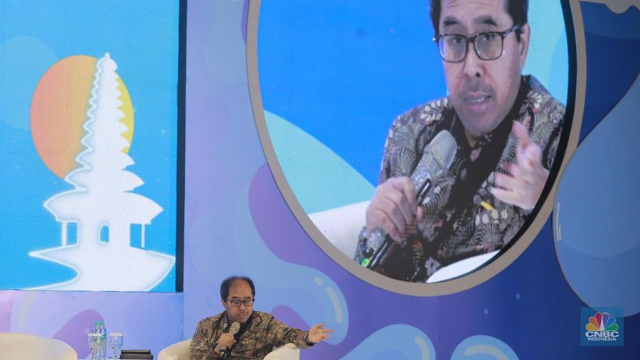 Staf Khusus (Stafsus) Menteri PUPR Bidang Sumber Daya Air Firdaus Ali memberi pemaparan di acara Road to 10th World Water Forum di menara Danareksa, Jakarta, Senin, (5/2/2024). (CNBC Indonesia/Muhammad Sabki)