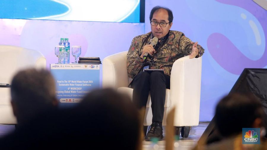 Staf Khusus (Stafsus) Menteri PUPR Bidang Sumber Daya Air Firdaus Ali memberi pemaparan di acara Road to 10th World Water Forum di menara Danareksa, Jakarta, Senin, (5/2/2024). (CNBC Indonesia/Muhammad Sabki)