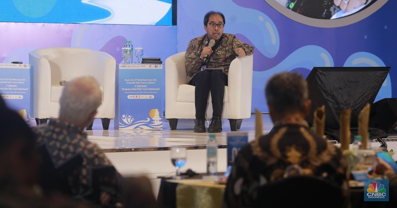 Sekjen Kementerian PUPR, Mohammad Zainal Fatah memberi pemaparan di acara Road to 10th World Water Forum di menara Danareksa, Jakarta, Senin, (5/2/2024). (CNBC Indonesia/Muhammad Sabki)