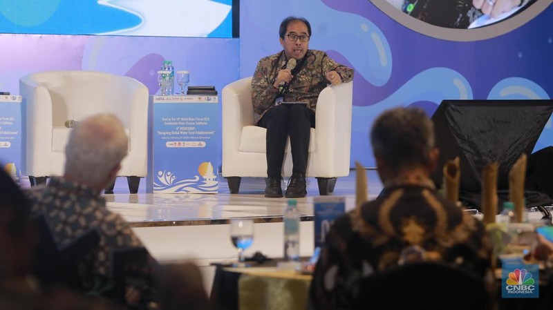 Sekjen Kementerian PUPR, Mohammad Zainal Fatah memberi pemaparan di acara Road to 10th World Water Forum di menara Danareksa, Jakarta, Senin, (5/2/2024). (CNBC Indonesia/Muhammad Sabki)