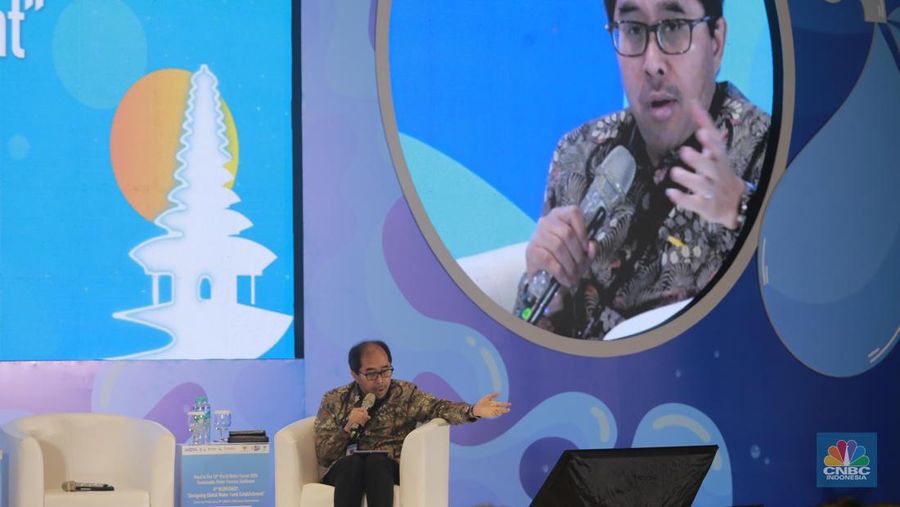 Staf Khusus (Stafsus) Menteri PUPR Bidang Sumber Daya Air Firdaus Ali memberi pemaparan di acara Road to 10th World Water Forum di menara Danareksa, Jakarta, Senin, (5/2/2024). (CNBC Indonesia/Muhammad Sabki)