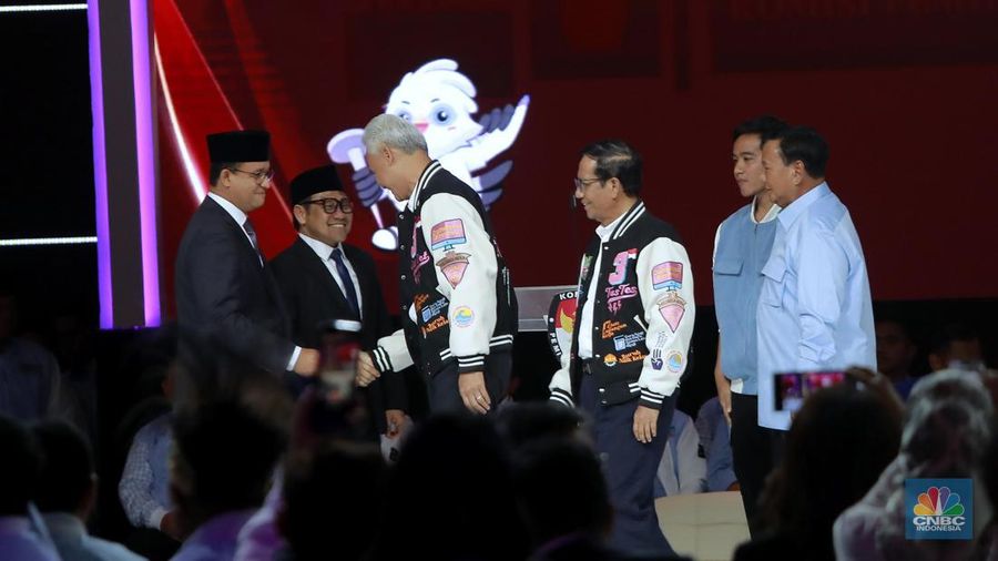 Suasana para capres dan cawapres berpegangan tangan usai debat kelima capres di Jakarta Convention Center (JCC), Minggu, (4/2/2024). Masing-masing kandidat memberikan kata penutupnya. (CNBC Indonesia/Muhammad Sabki)