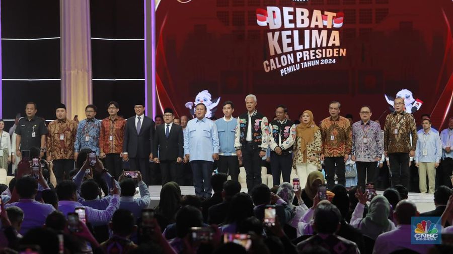 Suasana para capres dan cawapres berpegangan tangan usai debat kelima capres di Jakarta Convention Center (JCC), Minggu, (4/2/2024). Masing-masing kandidat memberikan kata penutupnya. (CNBC Indonesia/Muhammad Sabki)