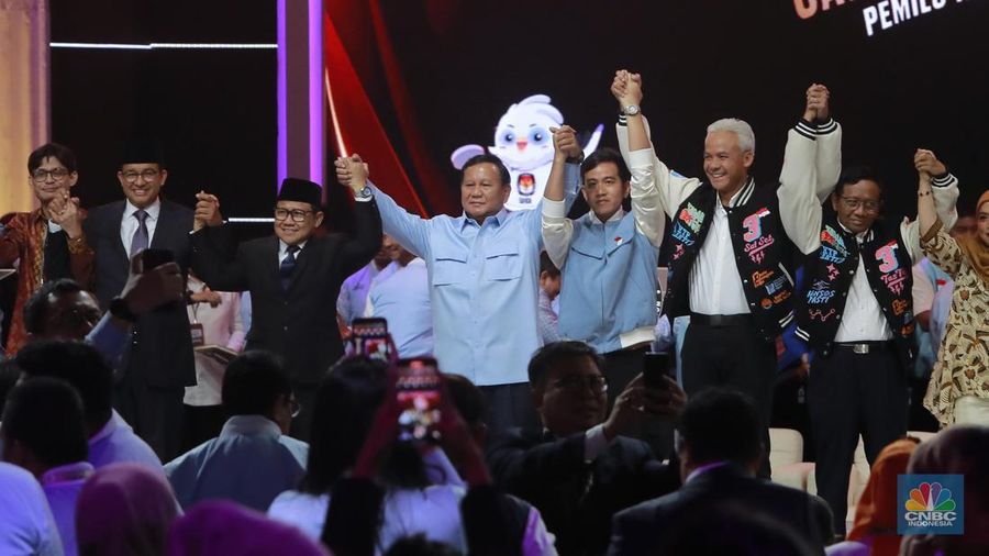 Suasana para capres dan cawapres berpegangan tangan usai debat kelima capres di Jakarta Convention Center (JCC), Minggu, (4/2/2024). Masing-masing kandidat memberikan kata penutupnya. (վ/Muhammad Sabki)