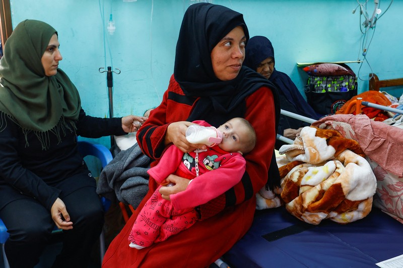 Sejumlah anak antre untuk menerima makanan pada dapur umum pengungsian di Rafah, Selatan Jalur Gaza, Senin (5/2/2024). (REUTERS/Ibraheem Abu Mustafa) Sejumlah anak antre untuk menerima makanan pada dapur umum pengungsian di Rafah, Selatan Jalur Gaza, Senin (5/2/2024). (REUTERS/Ibraheem Abu Mustafa)