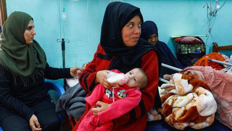 Sejumlah anak antre untuk menerima makanan pada dapur umum pengungsian di Rafah, Selatan Jalur Gaza, Senin (5/2/2024). (REUTERS/Ibraheem Abu Mustafa)
