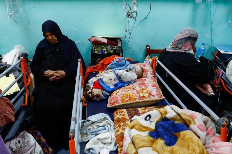 Sejumlah anak antre untuk menerima makanan pada dapur umum pengungsian di Rafah, Selatan Jalur Gaza, Senin (5/2/2024). (REUTERS/Ibraheem Abu Mustafa) Sejumlah anak antre untuk menerima makanan pada dapur umum pengungsian di Rafah, Selatan Jalur Gaza, Senin (5/2/2024). (REUTERS/Ibraheem Abu Mustafa)