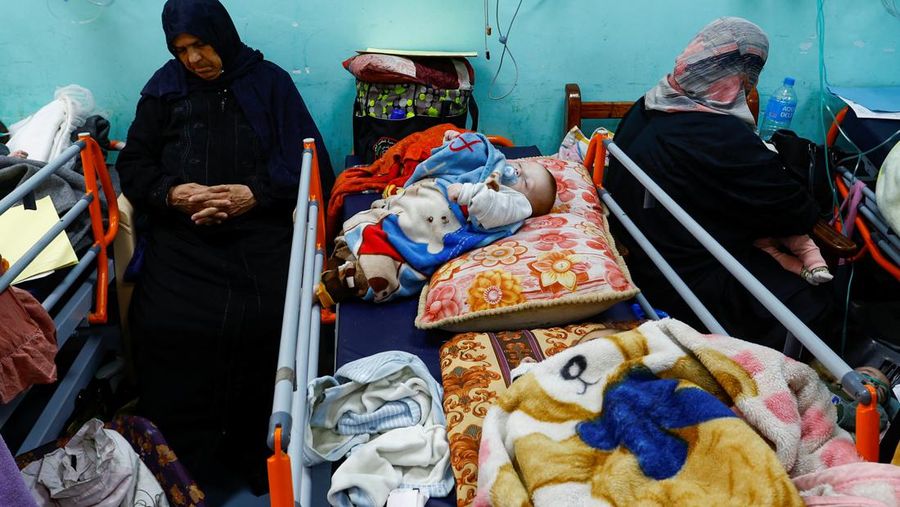 Sejumlah anak antre untuk menerima makanan pada dapur umum pengungsian di Rafah, Selatan Jalur Gaza, Senin (5/2/2024). (REUTERS/Ibraheem Abu Mustafa)