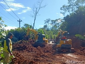 Tebing Longsor di Karangkobar, Jalur Banjarnegara-Pekalongan Putus Total