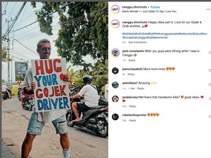 Lagi Ngetren di Bali Nih, Gerakan Bule Peluk Abang Ojol