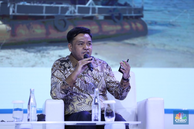 Penyerahaan penghargaan kepada pembicara dalam acara Indonesia Marine And Fisheries Business Forum 2024 di Fairmont Jakarta, Senin (5/2/2024). (CNBC Indonesia/Tri Susilo) Penyerahaan penghargaan kepada pembicara dalam acara Indonesia Marine And Fisheries Business Forum 2024 di Fairmont Jakarta, Senin (5/2/2024). (CNBC Indonesia/Tri Susilo)