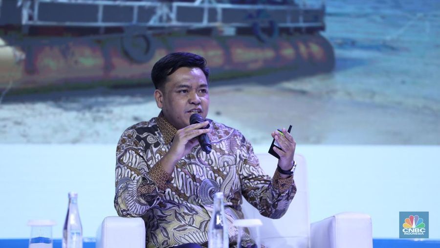 Penyerahaan penghargaan kepada pembicara dalam acara Indonesia Marine And Fisheries Business Forum 2024 di Fairmont Jakarta, Senin (5/2/2024). (CNBC Indonesia/Tri Susilo)