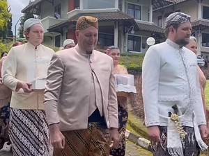Viral Pria Bule Nikahi Wanita Sunda, Keluarganya Kompak Pakai Beskap & Kebaya