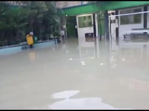 Sekolah di Gresik Terendam Banjir, Ratusan Pelajar Diliburkan