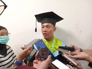 Lulus Cepat Dengan IPK 4,00, Turi Dapat Tawaran Beasiswa Doktor di Unesa