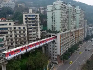Chongqing Kota Paling Futuristik, Kereta Belah Gedung dan Bus Terbang