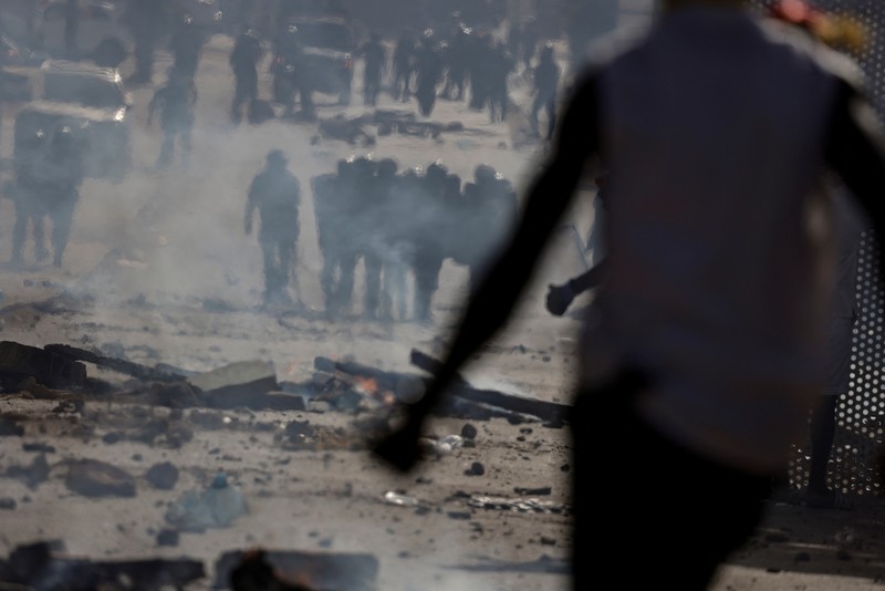 Seorang demonstran Senegal bereaksi saat bentrok dengan polisi antihuru-hara saat mereka memprotes penundaan pemilihan presiden 25 Februari, di Dakar, Senegal 4 Februari 2024. Seorang demonstran Senegal bereaksi saat bentrok dengan polisi antihuru-hara saat mereka memprotes penundaan pemilihan presiden 25 Februari, di Dakar, Senegal 4 Februari 2024. (REUTERS/Zohra Bensemra)