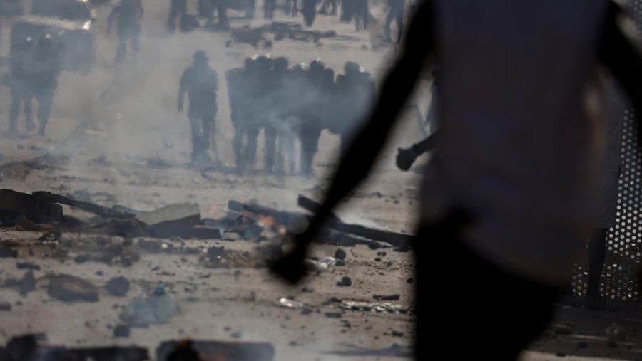Seorang demonstran Senegal bereaksi saat bentrok dengan polisi antihuru-hara saat mereka memprotes penundaan pemilihan presiden 25 Februari, di Dakar, Senegal 4 Februari 2024. (REUTERS/Zohra Bensemra)