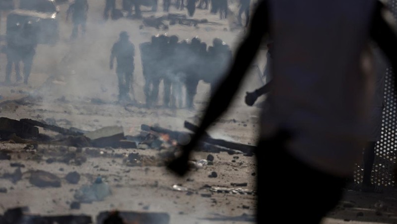 Seorang demonstran Senegal bereaksi saat bentrok dengan polisi antihuru-hara saat mereka memprotes penundaan pemilihan presiden 25 Februari, di Dakar, Senegal 4 Februari 2024. (REUTERS/Zohra Bensemra)