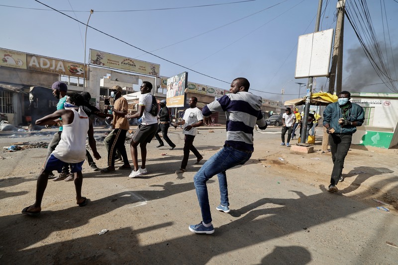 Seorang demonstran Senegal bereaksi saat bentrok dengan polisi antihuru-hara saat mereka memprotes penundaan pemilihan presiden 25 Februari, di Dakar, Senegal 4 Februari 2024. (REUTERS/Zohra Bensemra)