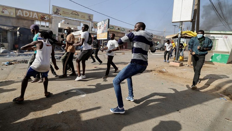 Seorang demonstran Senegal bereaksi saat bentrok dengan polisi antihuru-hara saat mereka memprotes penundaan pemilihan presiden 25 Februari, di Dakar, Senegal 4 Februari 2024. (REUTERS/Zohra Bensemra)