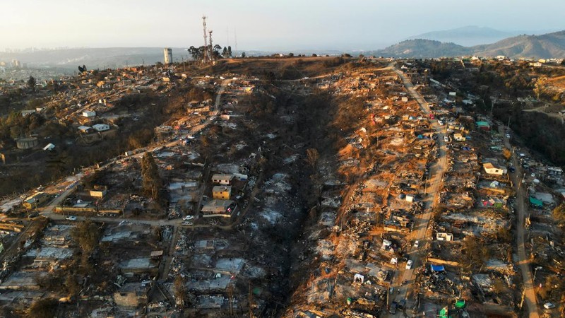 Foto udara memperlihatkan sisa-sisa rumah yang hangus akibat terdampak meluasnya kebaran hutan di Vina del Mar, Chili, Senin (5/2/2024). (REUTERS/Rodrigo Garrido)