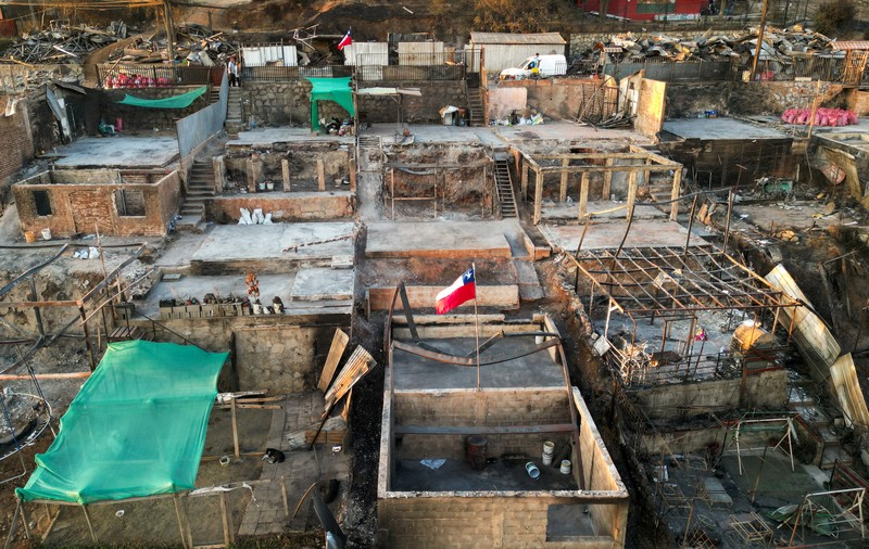 Foto udara memperlihatkan sisa-sisa rumah yang hangus akibat terdampak meluasnya kebaran hutan di Vina del Mar, Chili, Senin (5/2/2024). (REUTERS/Rodrigo Garrido)