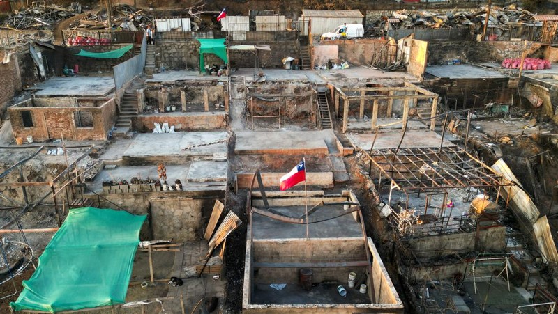 Foto udara memperlihatkan sisa-sisa rumah yang hangus akibat terdampak meluasnya kebaran hutan di Vina del Mar, Chili, Senin (5/2/2024). (REUTERS/Rodrigo Garrido)