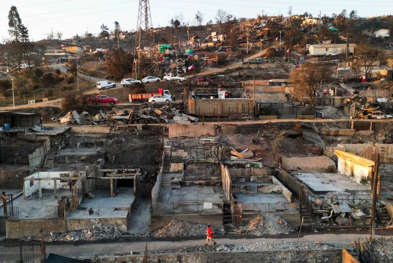 Foto udara memperlihatkan sisa-sisa rumah yang hangus akibat terdampak meluasnya kebaran hutan di Vina del Mar, Chili, Senin (5/2/2024). (REUTERS/Rodrigo Garrido) Foto udara memperlihatkan sisa-sisa rumah yang hangus akibat terdampak meluasnya kebaran hutan di Vina del Mar, Chili, Senin (5/2/2024). (REUTERS/Rodrigo Garrido)