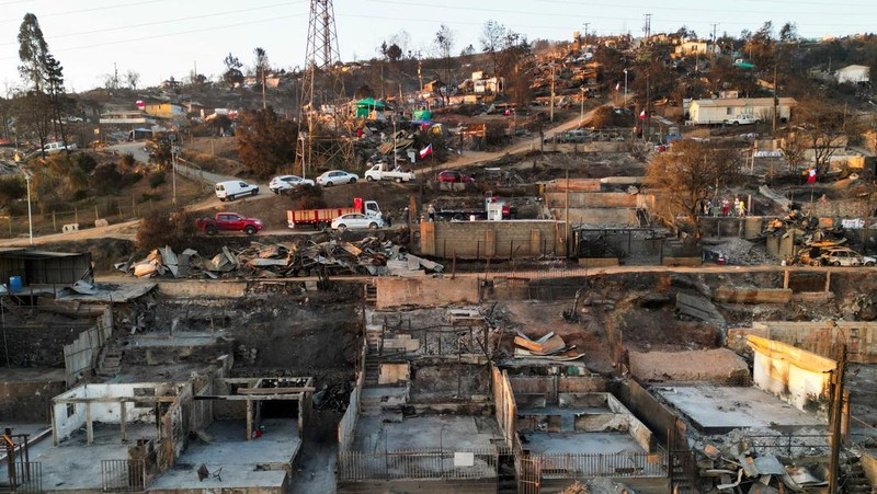 Foto udara memperlihatkan sisa-sisa rumah yang hangus akibat terdampak meluasnya kebaran hutan di Vina del Mar, Chili, Senin (5/2/2024). (REUTERS/Rodrigo Garrido)