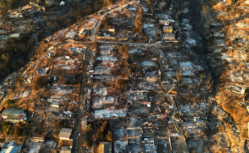 Foto udara memperlihatkan sisa-sisa rumah yang hangus akibat terdampak meluasnya kebaran hutan di Vina del Mar, Chili, Senin (5/2/2024). (REUTERS/Rodrigo Garrido)