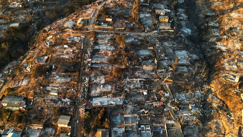 Foto udara memperlihatkan sisa-sisa rumah yang hangus akibat terdampak meluasnya kebaran hutan di Vina del Mar, Chili, Senin (5/2/2024). (REUTERS/Rodrigo Garrido)