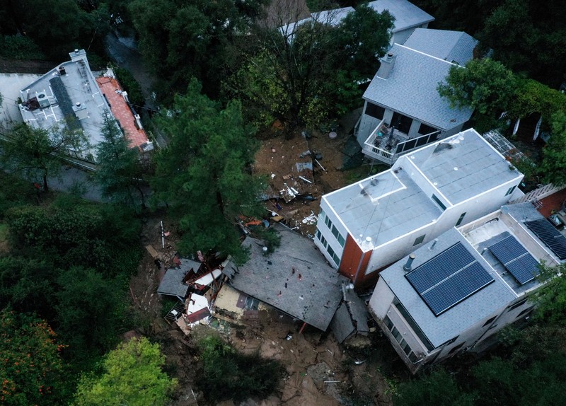 Foto udara meperlihatkan rumah yang hancur akibat tanah longsor di Los Angeles, California, Amerika Serikat, Senin (5/2/2024). (REUTERS/AUDE GUERRUCCI)
