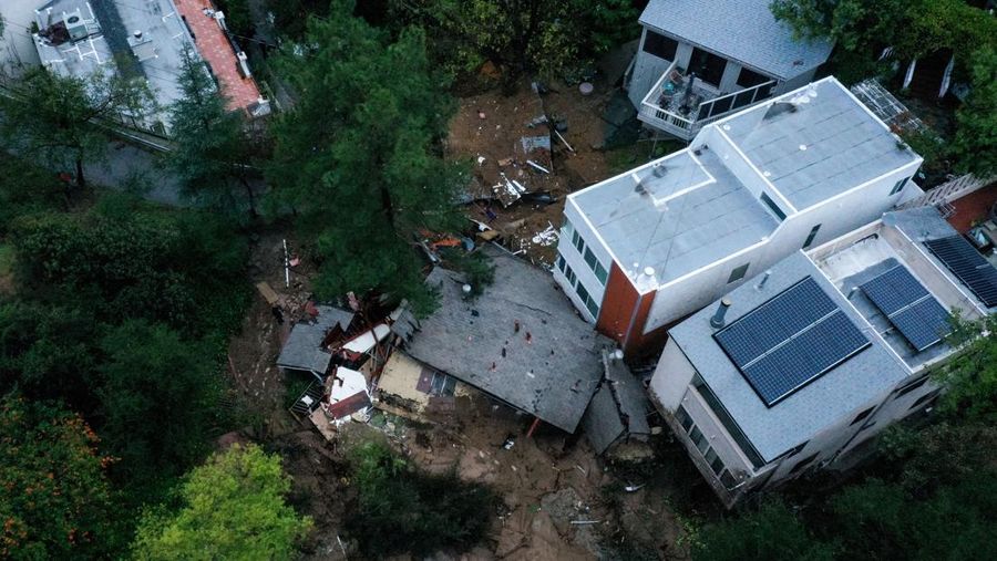Foto udara meperlihatkan rumah yang hancur akibat tanah longsor di Los Angeles, California, Amerika Serikat, Senin (5/2/2024). (REUTERS/AUDE GUERRUCCI)