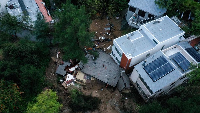 Foto udara meperlihatkan rumah yang hancur akibat tanah longsor di Los Angeles, California, Amerika Serikat, Senin (5/2/2024). (REUTERS/AUDE GUERRUCCI)